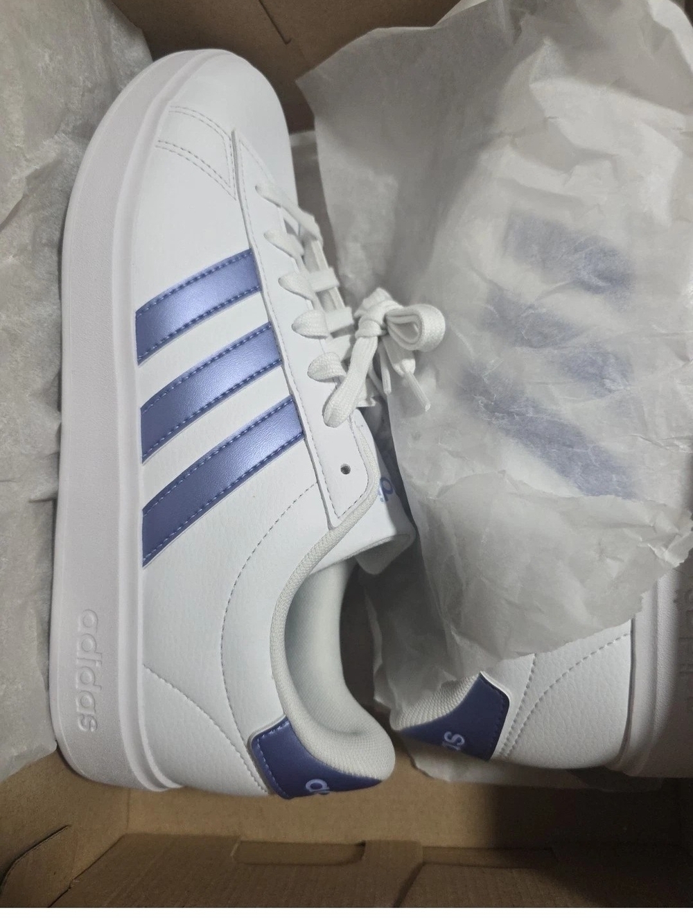 Adidas Womens White Sneakers with Light Purple Stripes Gand Court 2.0 - Picture 2 of 6